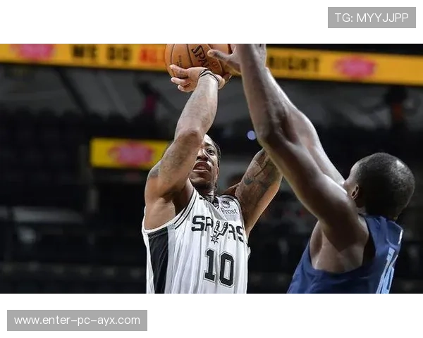 孟菲斯克拉克跳投训练明显提升