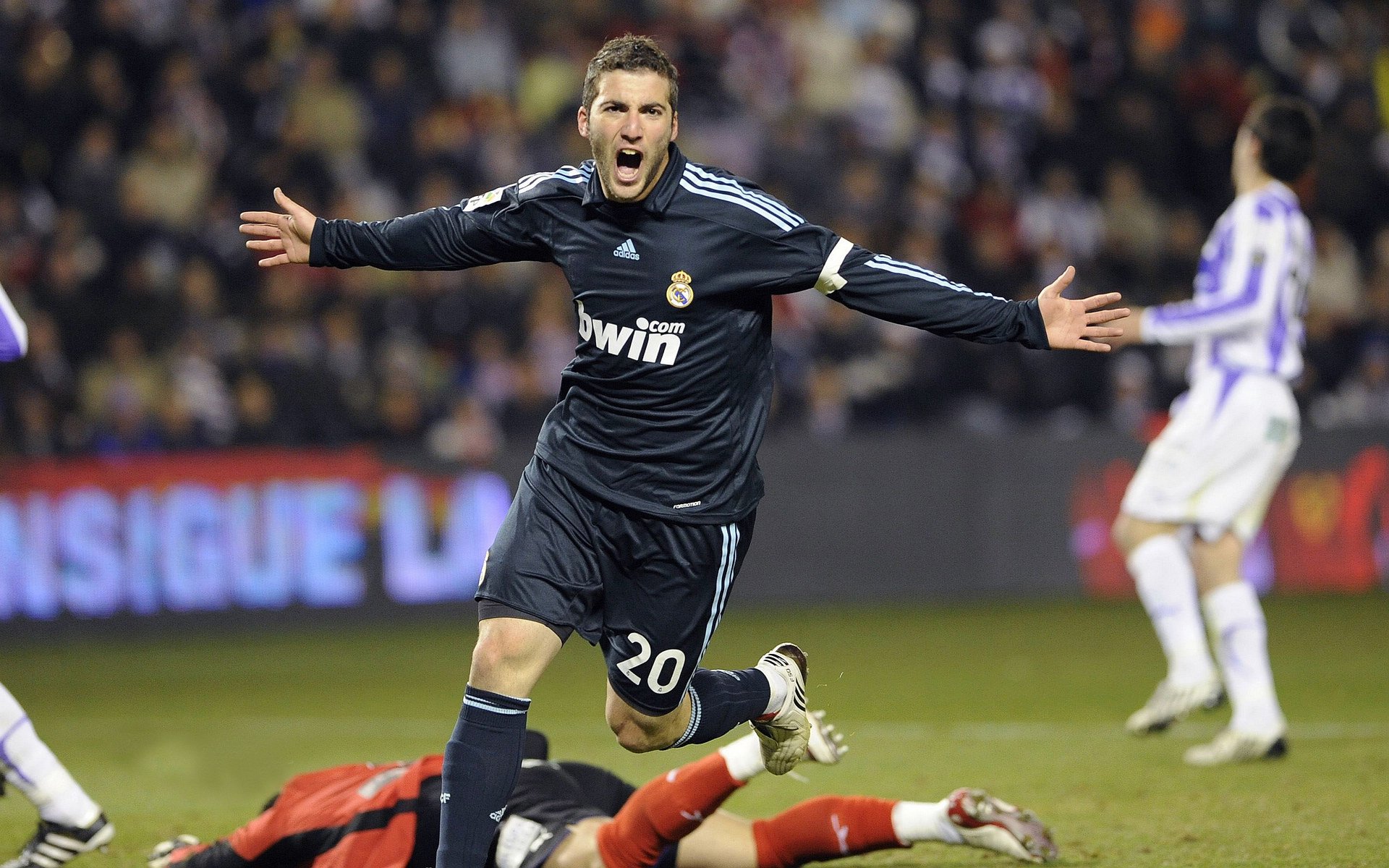 “法甲豪门激战正酣，争夺榜首宝座”，法甲 豪门