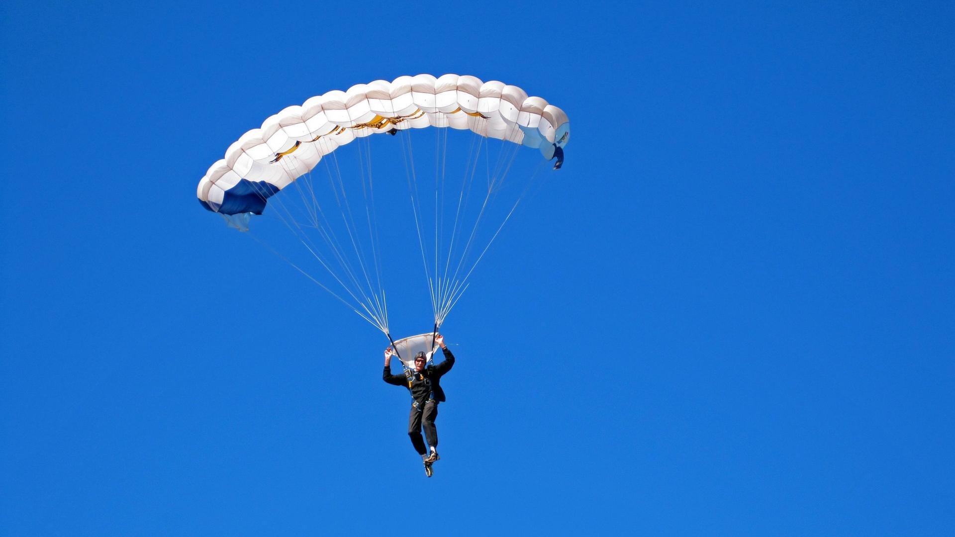 《竞技场景的未来：虚拟现实与增强现实的结合》，现场竞技类小游戏